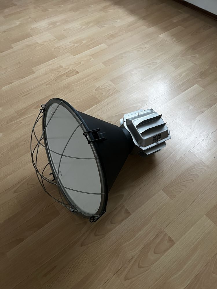 Lampa przemysłowa PRL, po odnowieniu.