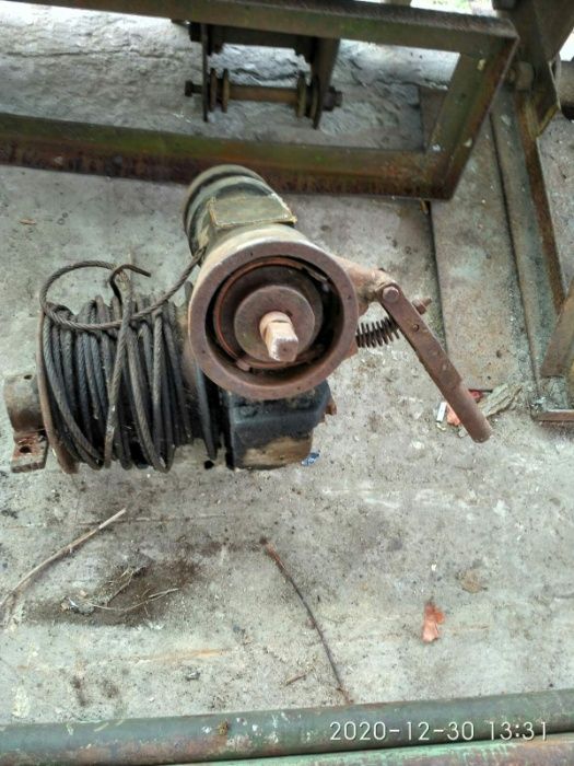 Продам лебёдку на станине без электродвигателя.