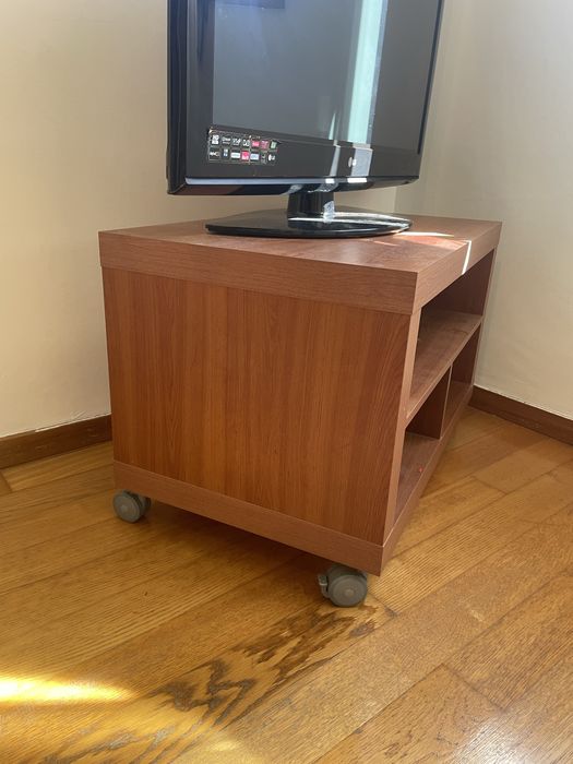 Movel de televisao com rodas
