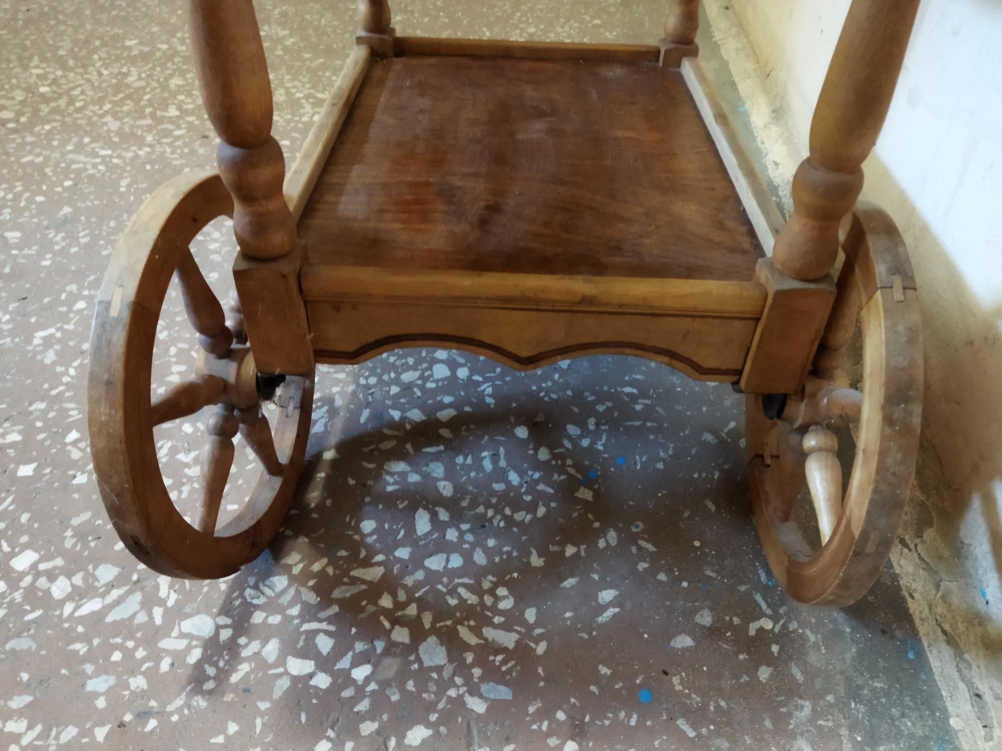 Продам старинный маленький столик на колёсах и стул.