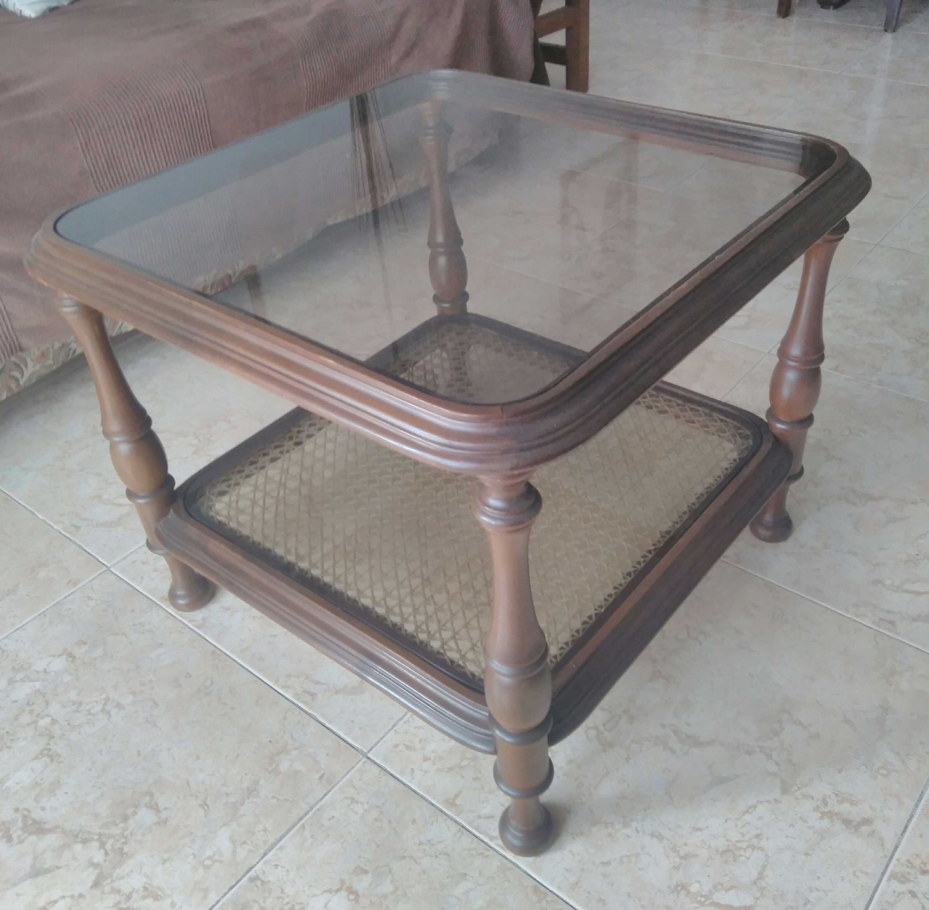 Mesa quadrada com vidros