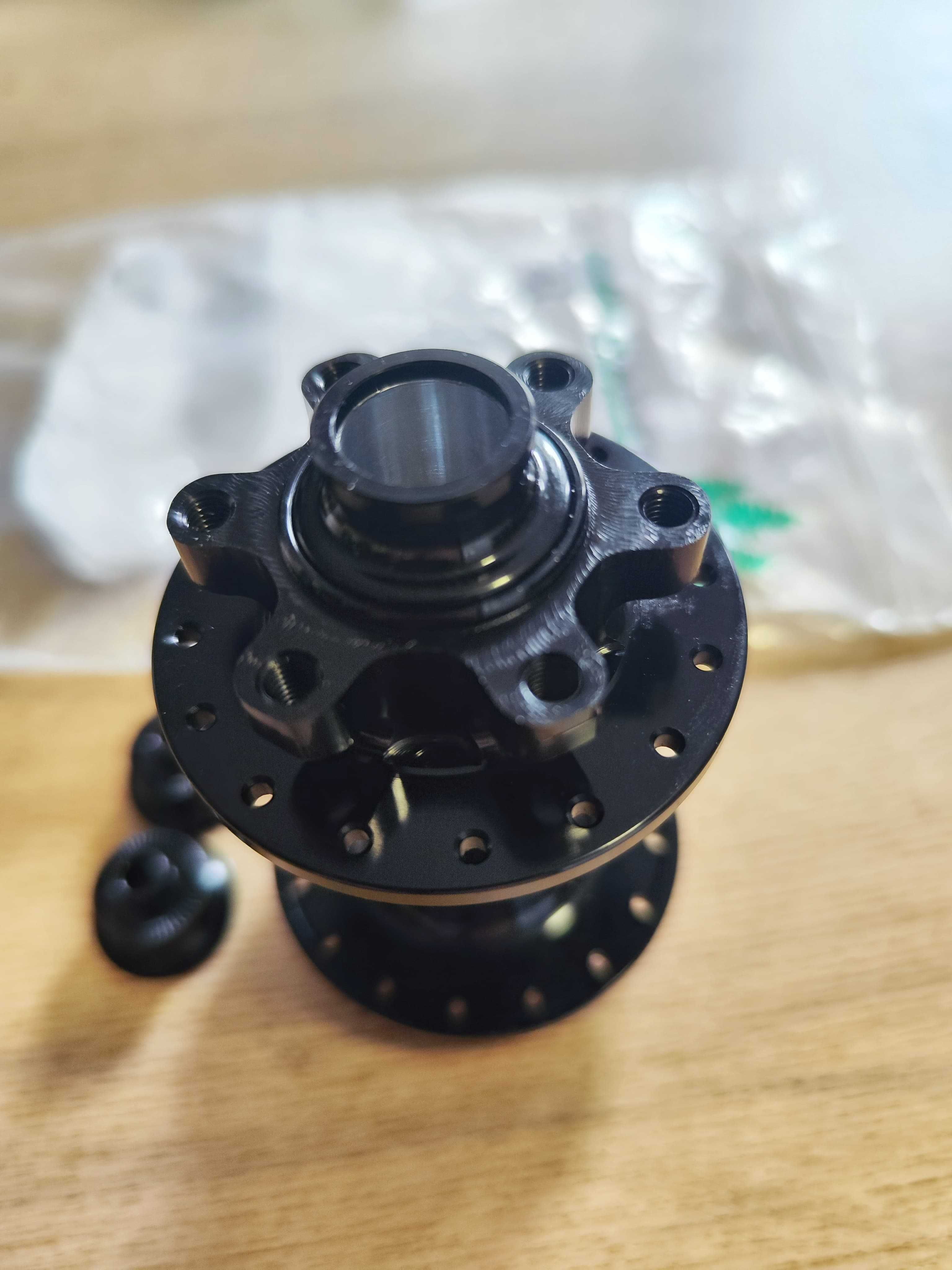 Cubo de Roda Tune King Preto 32 Raios, eixo 15x100 e adaptadores QR