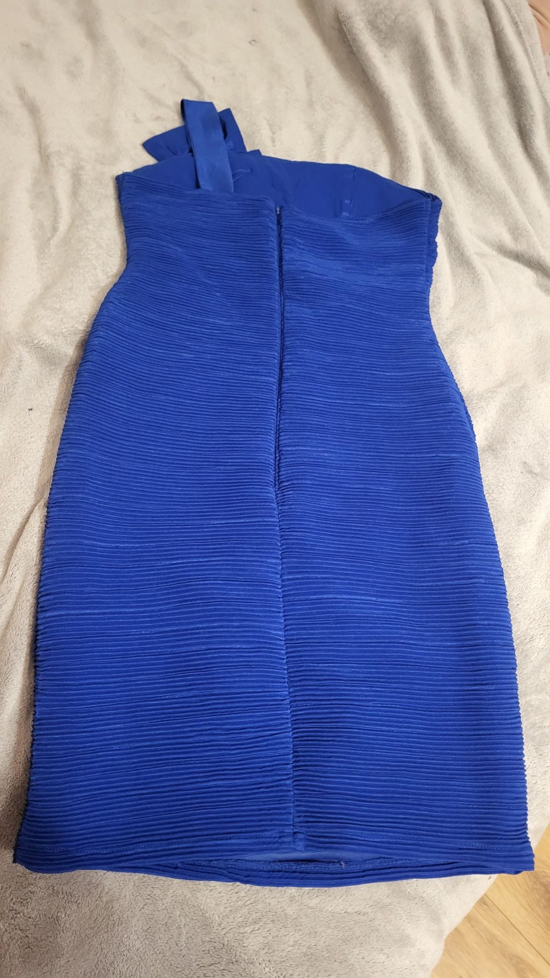 Niebieska kobaltowa elegancka sukienka weselna na jedno ramię kokardą