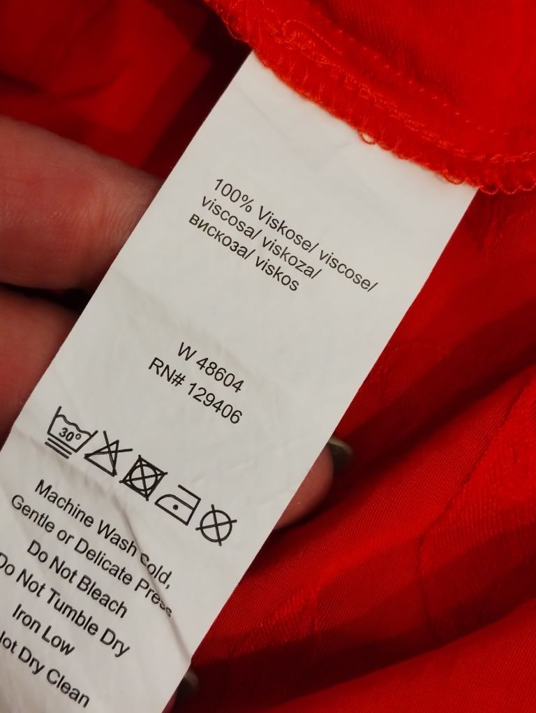 Sukienka midi w soczystej czerwieni.