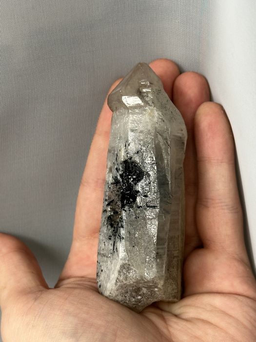 Kryształ kwarcu z turmalinem i hialitem