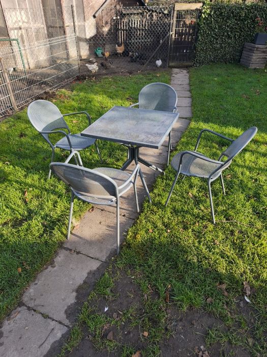 Sprzedam stół i krzesła metalowe