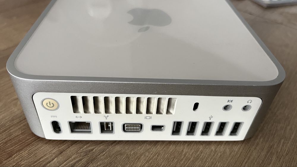 Mac Mini 2009r 8/256GB + monitor