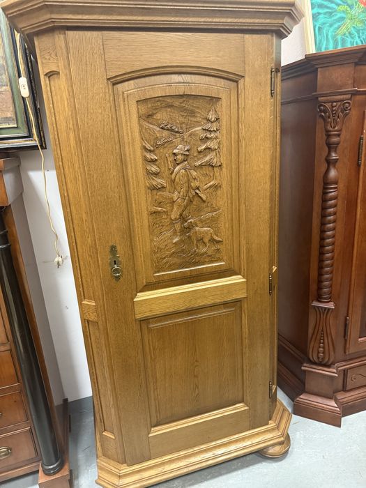 Szafa z rzezbionym frontem