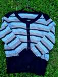 Zapinany sweter w pasy
