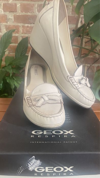 Buty na koturnie GEOX NUBUK beż rozm. 37