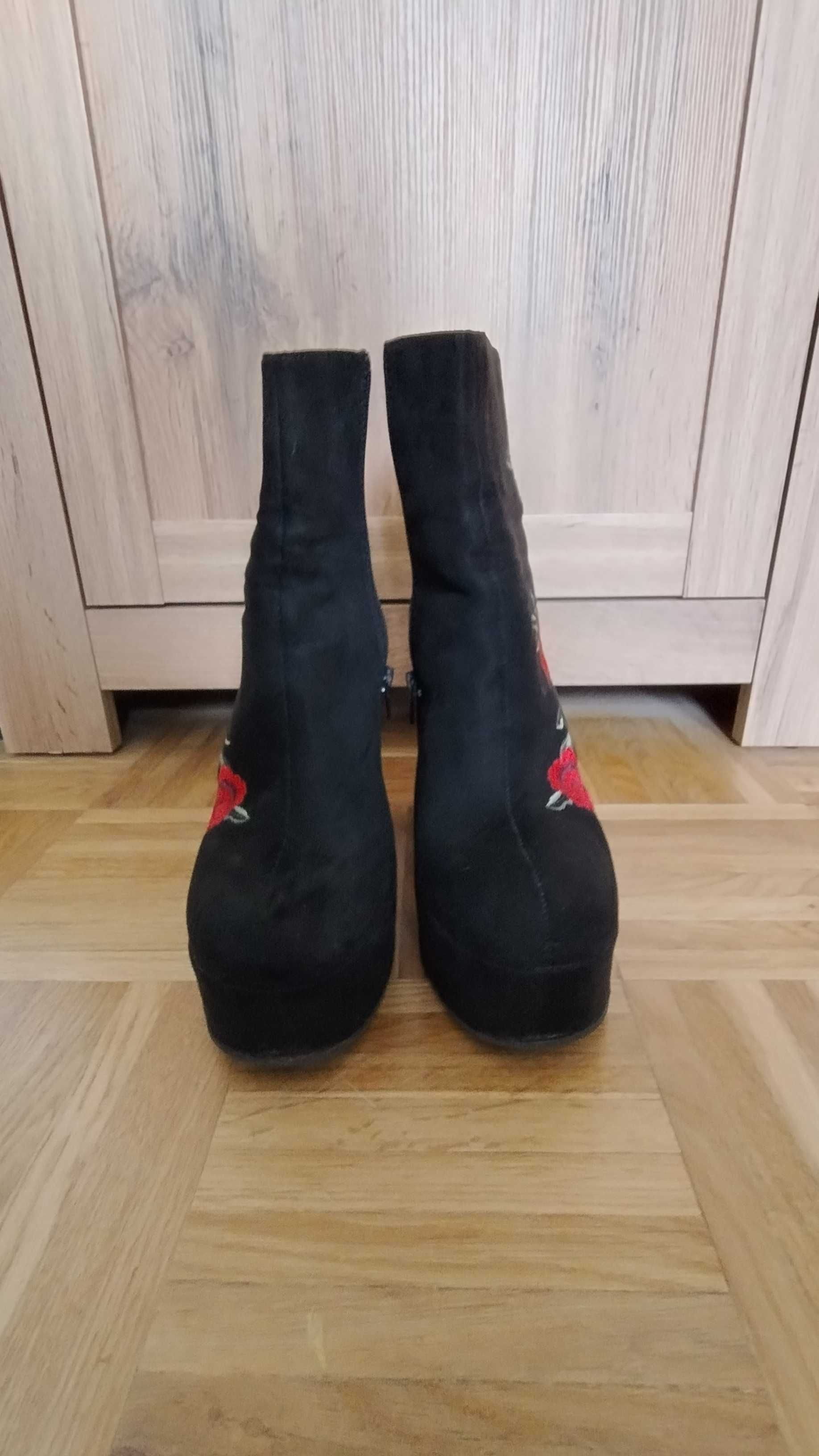 Zamszowe botki na platformie z haftem r.37