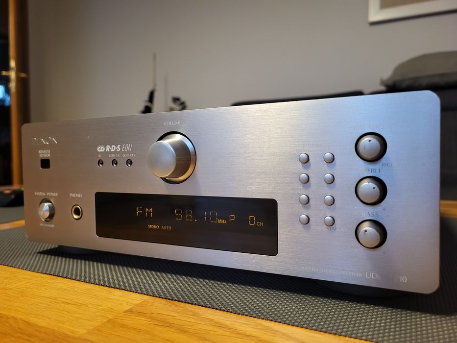 Amplituner midi Denon UDRA-F10. Aluminiowy panel przedni.