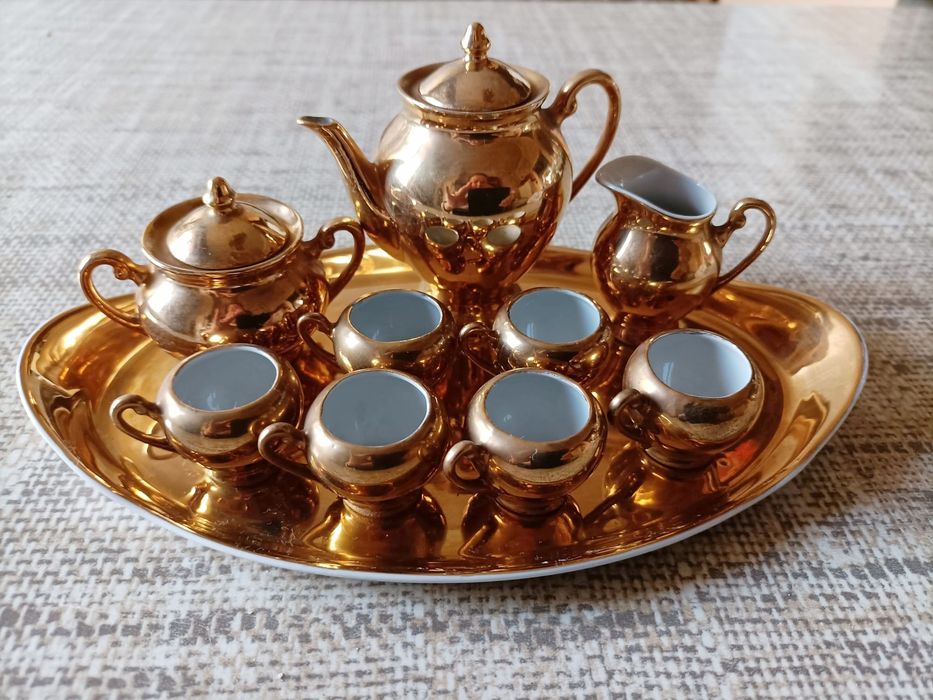 Porcelanowy,pozłacany mini serwis dla lalek.Ćmielów.