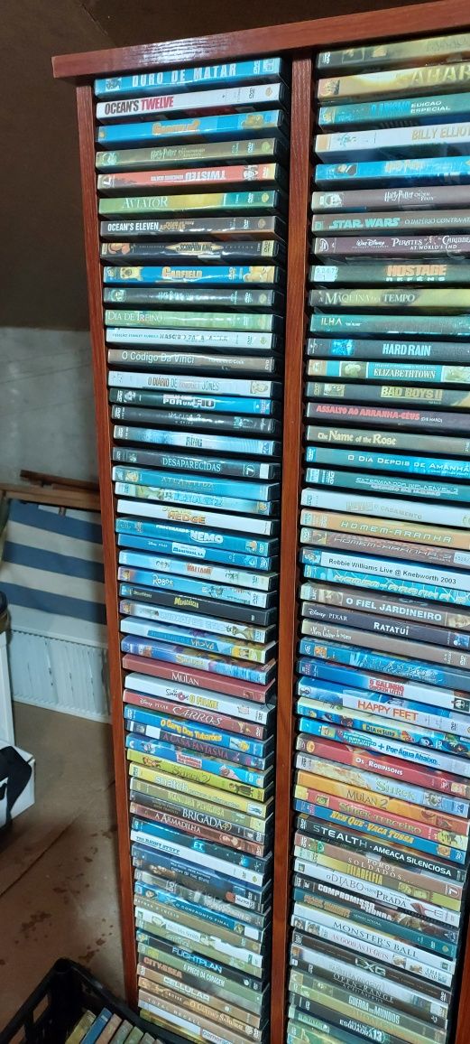 Leitor dvd com sistema surround + 3 Estantes com dvds e cds