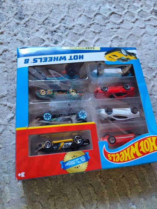Hot Wheels Zestaw 8 Sztuk Małych Autek Samochodzików  1:64 HPV78