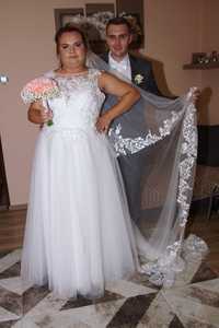 Suknia ślubna na ramiączkach z welonem duży rozmiar