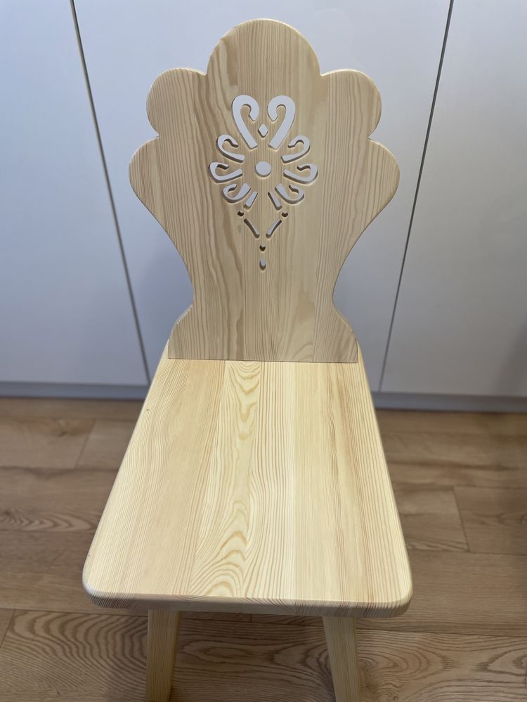 Krzesło drewniane z wyciętą parzenicą