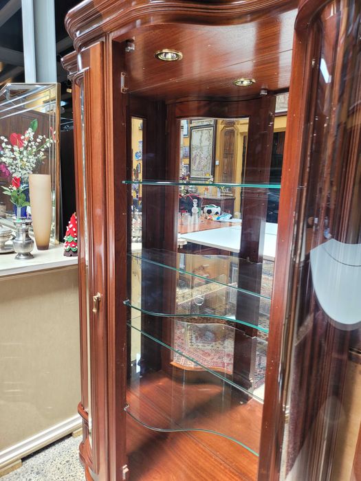 Excelente cristaleira em madeira maciça com prateleiras em vidro e f