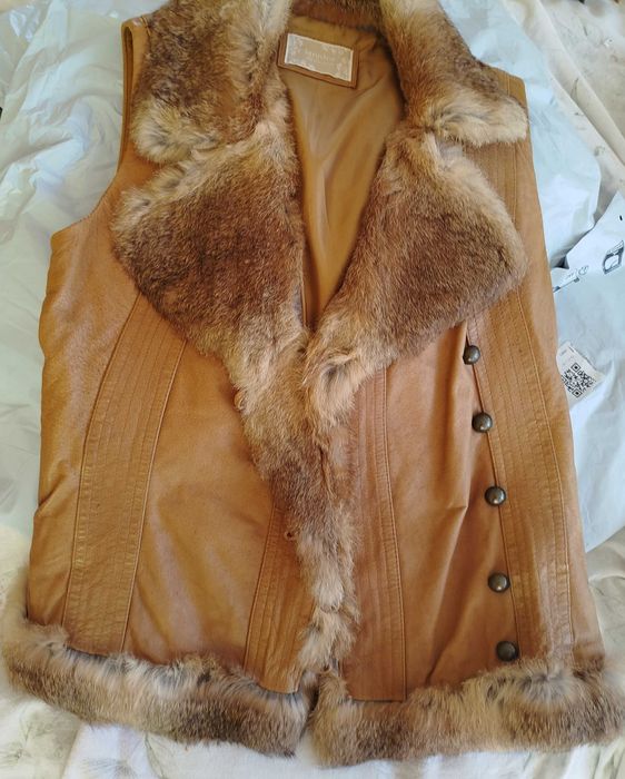Colete em pele genuína com acabamentos em pele de coelho, tamanho 36
