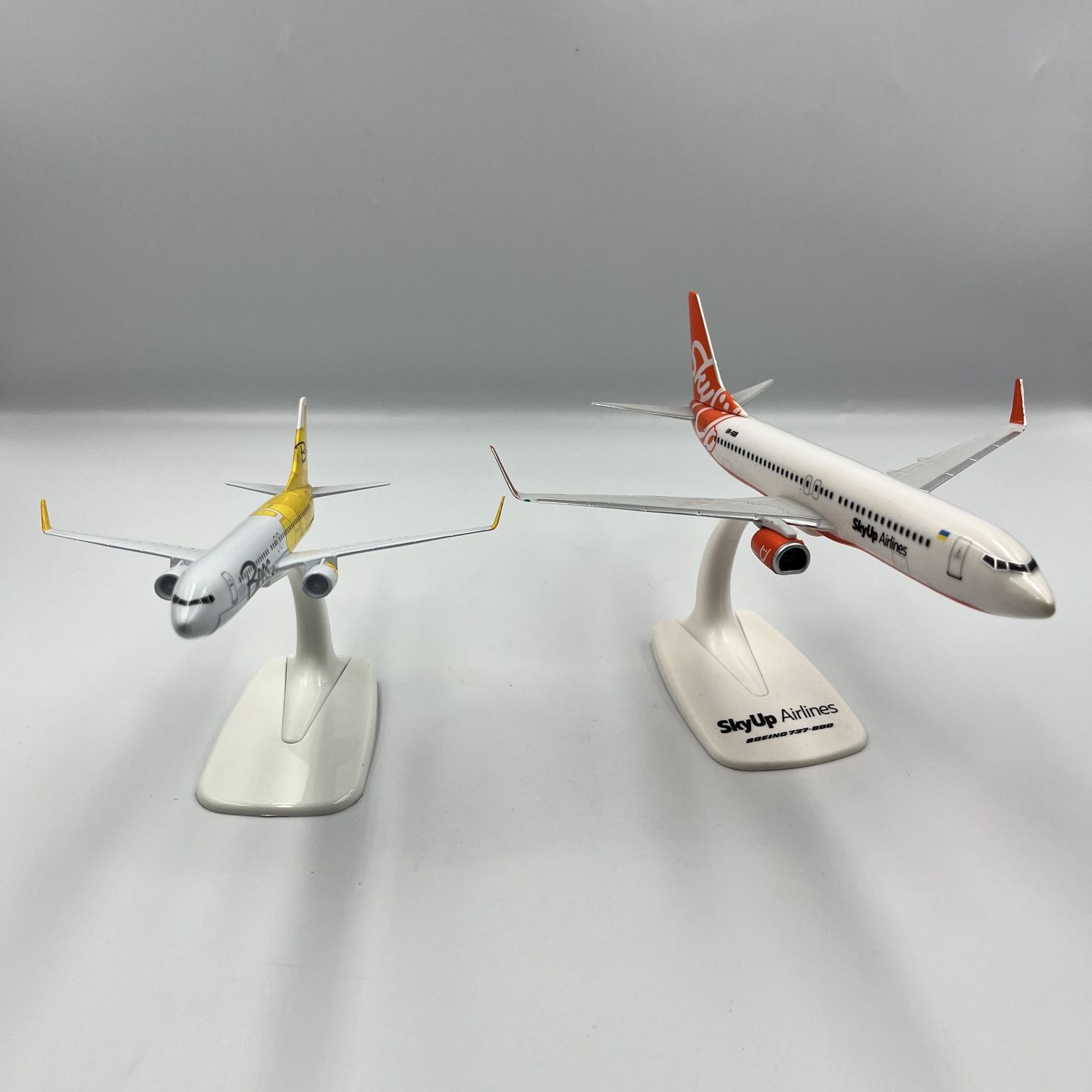 Набір 2 шт. Boeing 737 SkyUp (20cm) + Bees (16cm).Модель літака(16cm)
