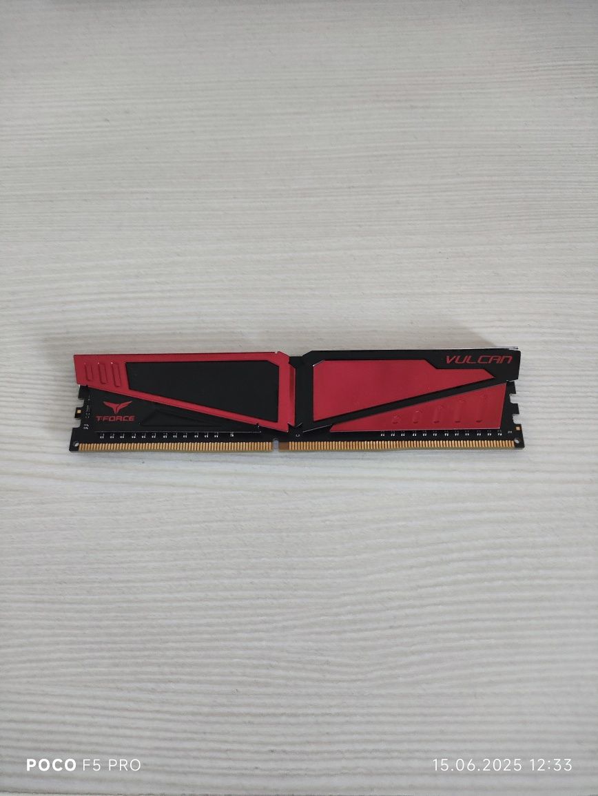 Оперативна пам'ять T-Force Vulcan Red DIMM 8GB, DDR4-2400 з радіаторо