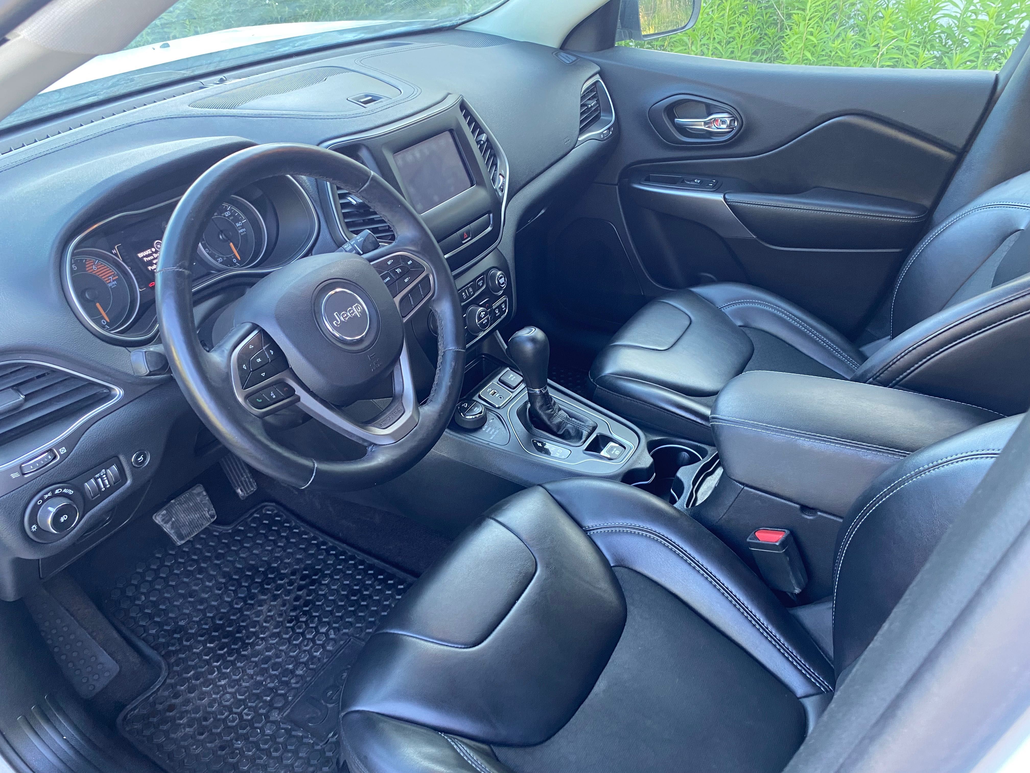 Jeep Cherokee Latitude Plus 2.0L benzyna 4x4 Since 1941