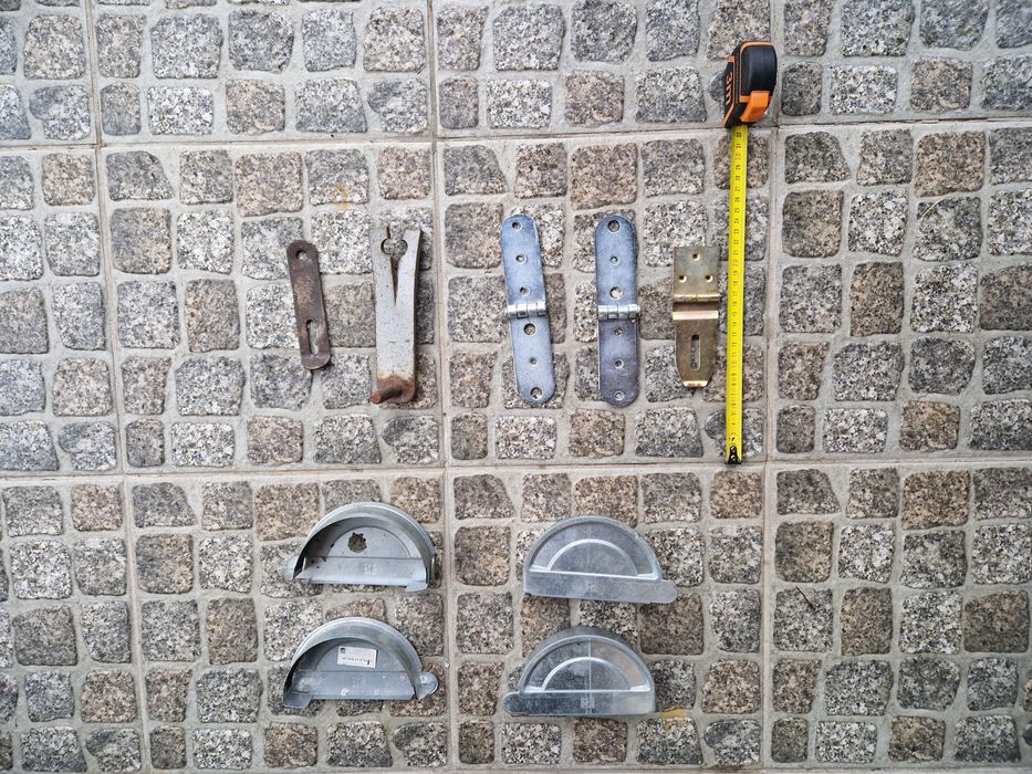 Zawiasy skobel zaślepki rynny