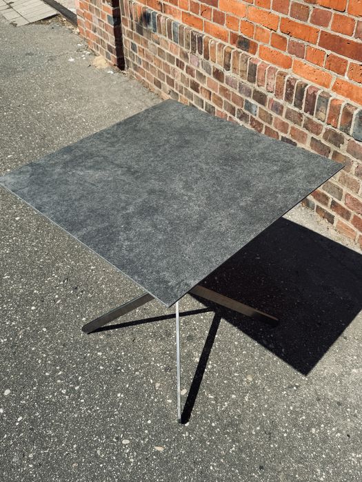 Składany,ceramiczny stolik renomowanej markiSOLPURI z serii Yix,design