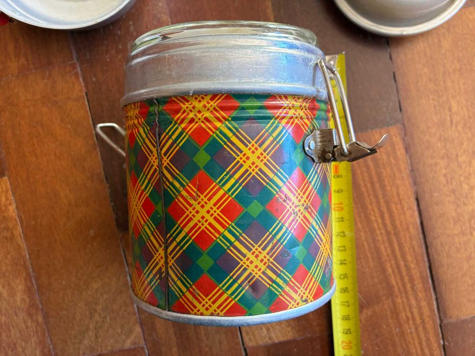 termos comida vintage em xadrez