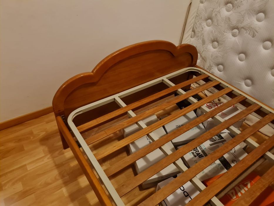 Cama de madeira cerejeira com  3 anos