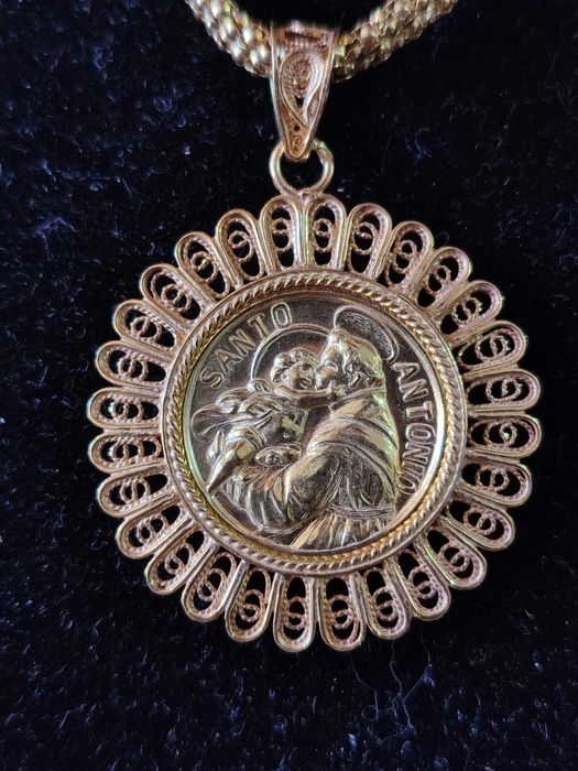 Fio com medalha de Santo António