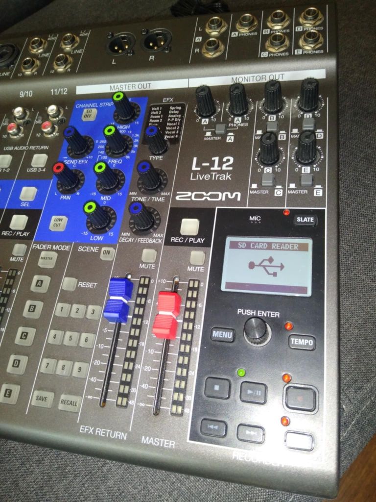 Mikser zoom livetrak L-12