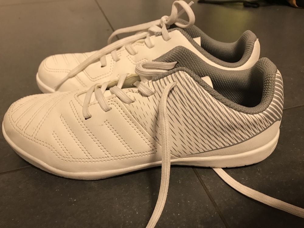 Buty halowe, piłkarskie z białą podeszwą.