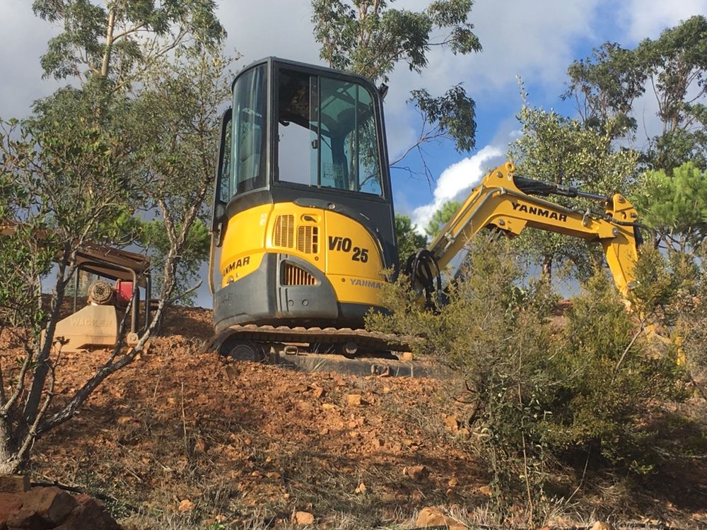 Trabalhos de mini giratoria e trator/Landscaping