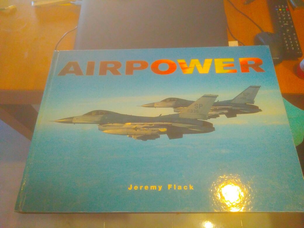 Livro gigante de aviões militares