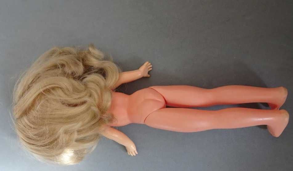 Antiga boneca Famosa Lesly com roupa original