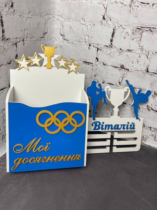 Медальниця з дерева / Для нагород / Іменна на замовлення