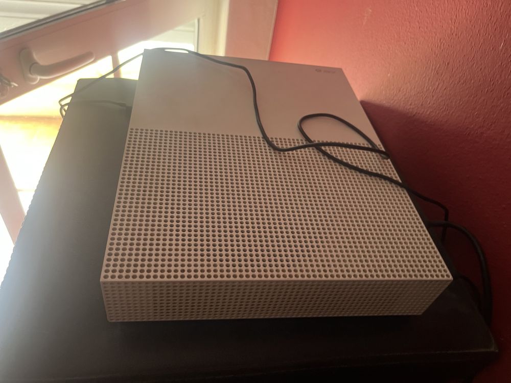 Xbox one s branca 500 gb com 1 comando e 20 jgs