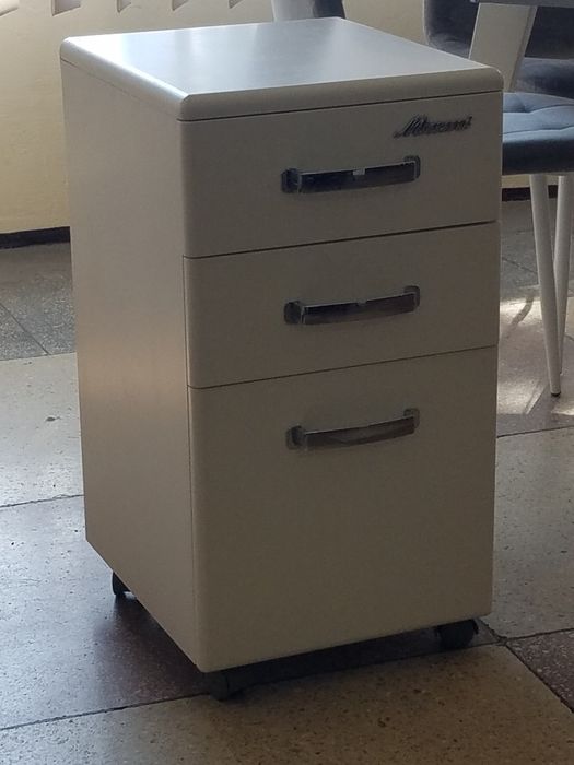 Тумба з шуфлядами.