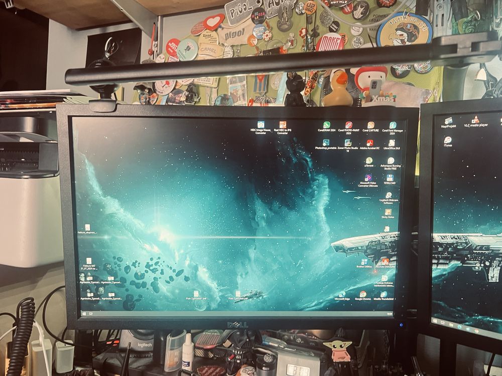 Dwa monitory Dell P2210 ze stojakiem bo biutka podwojnym