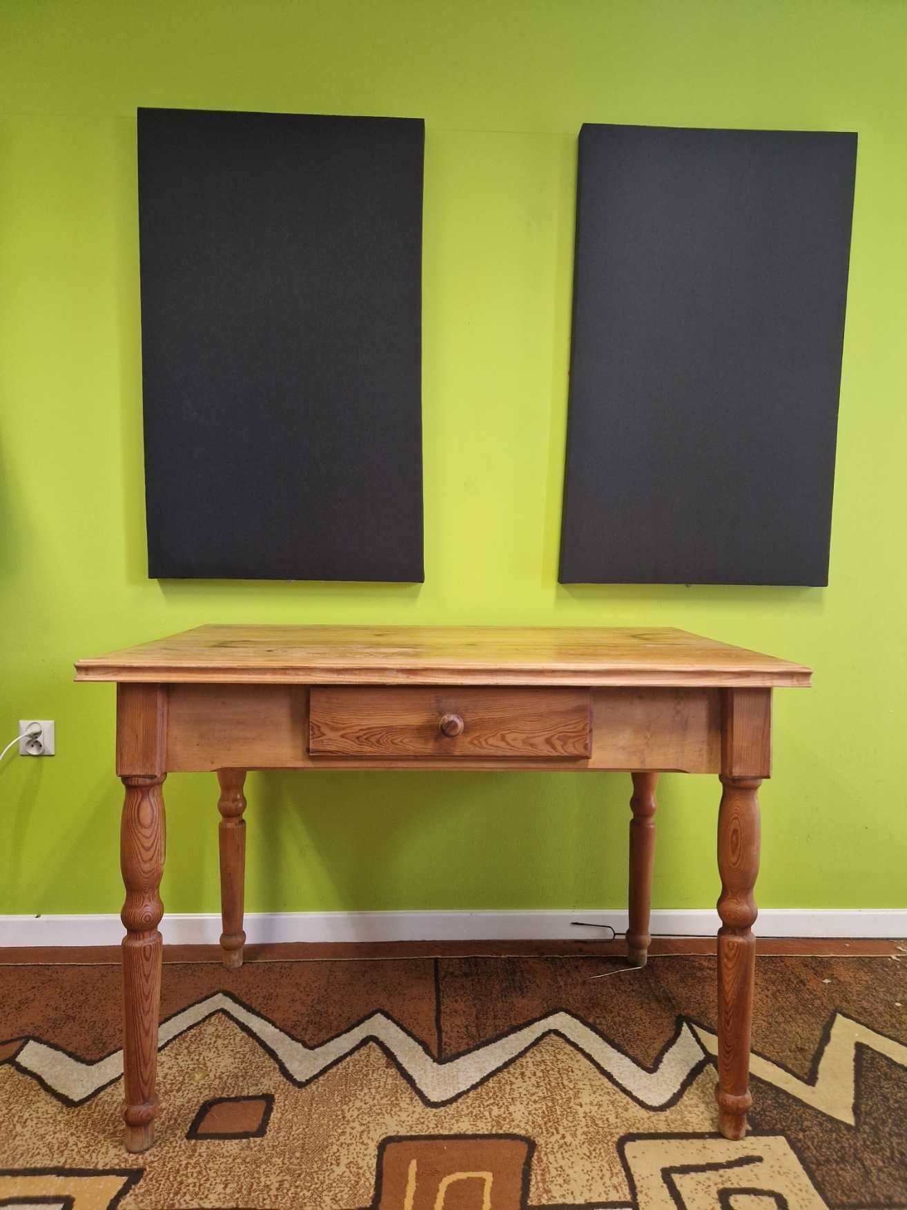 Solidny stół drewniany z szufladą - idealny do jadalni lub salonu!