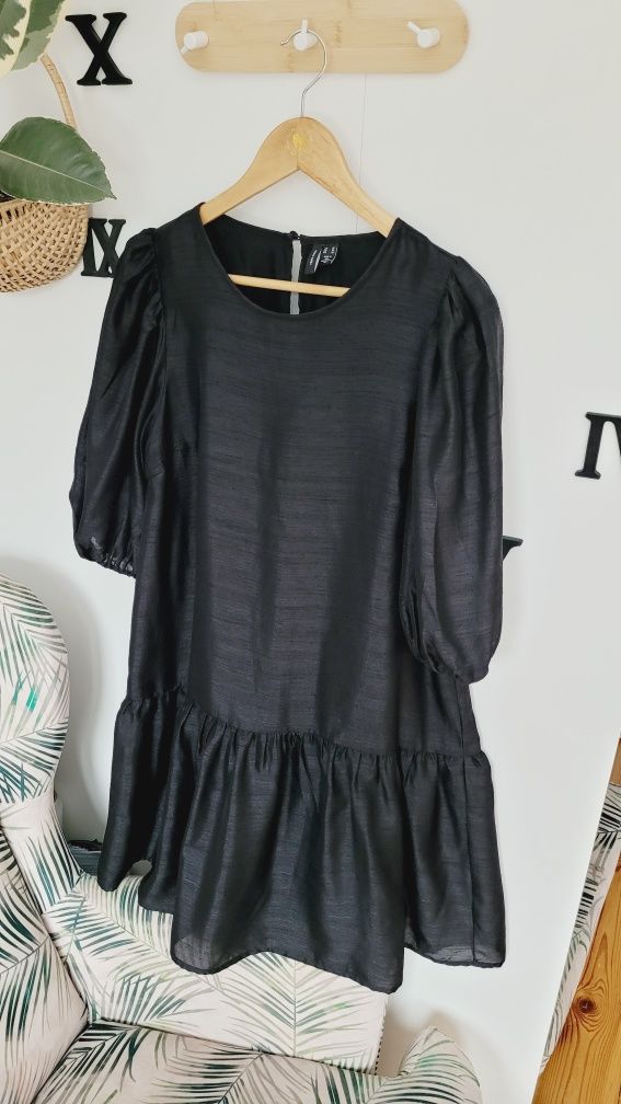 Czarna rozkloszowana sukienka marki Vero Moda , rozmiar M.