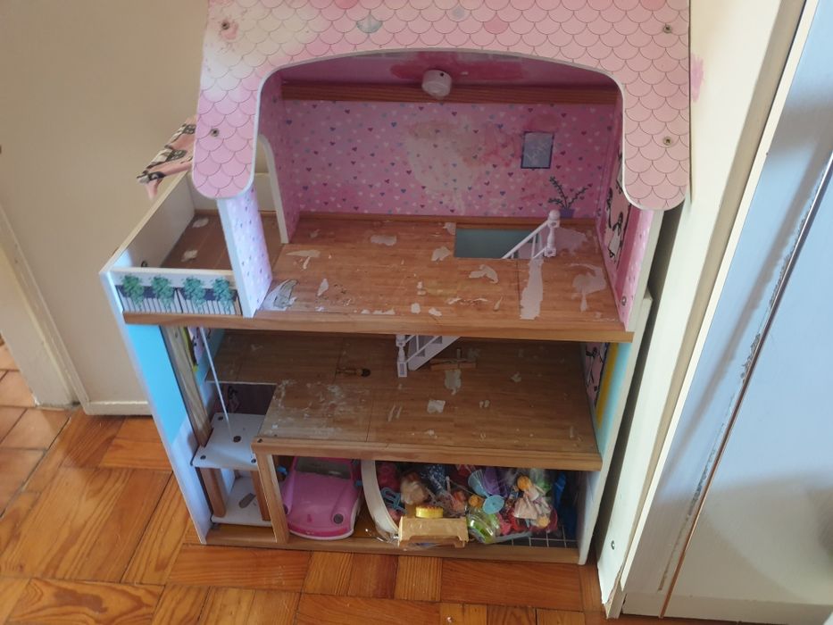 Casa e bonecos e carro Barbie.