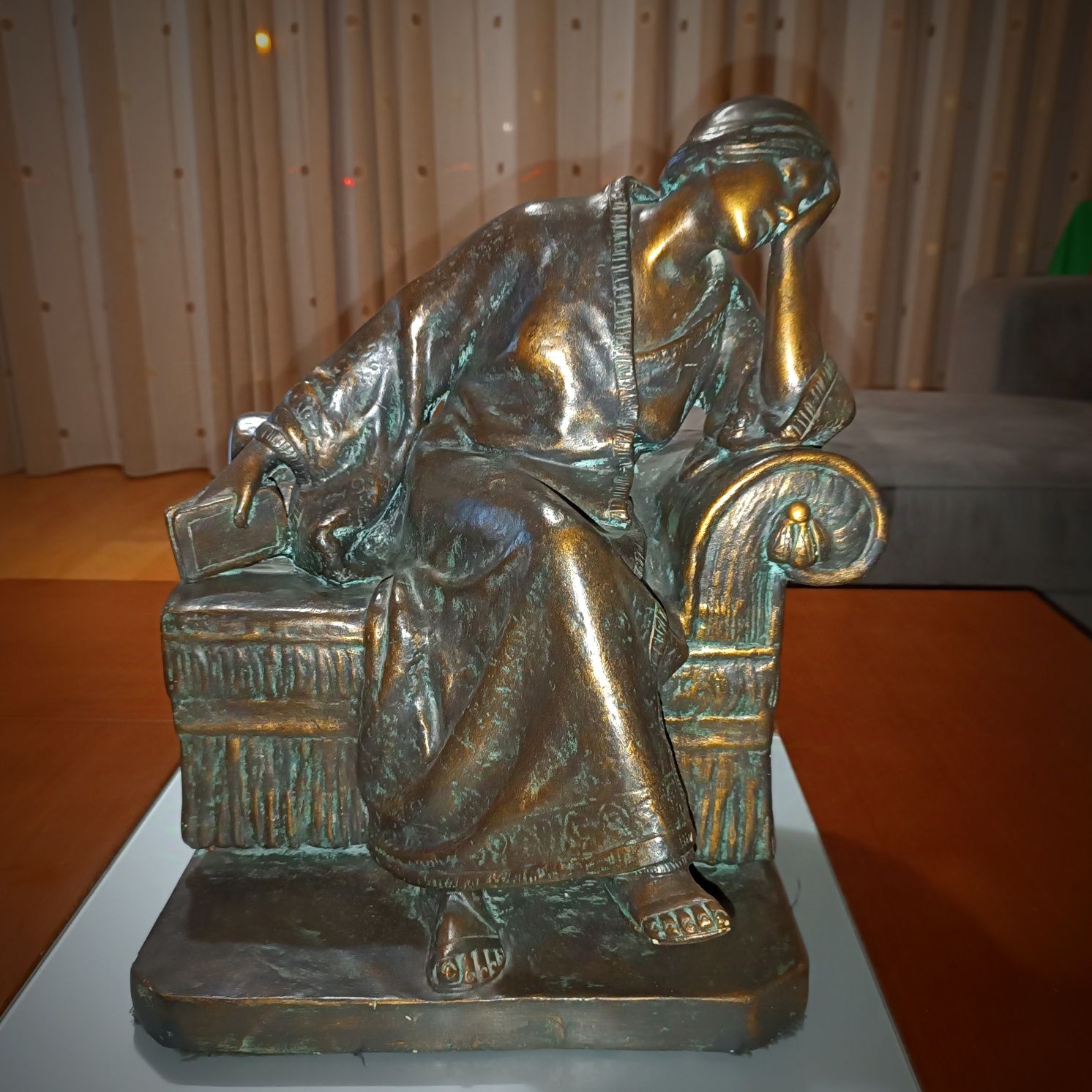 Estátua Decorativa "Virginia Wolf"