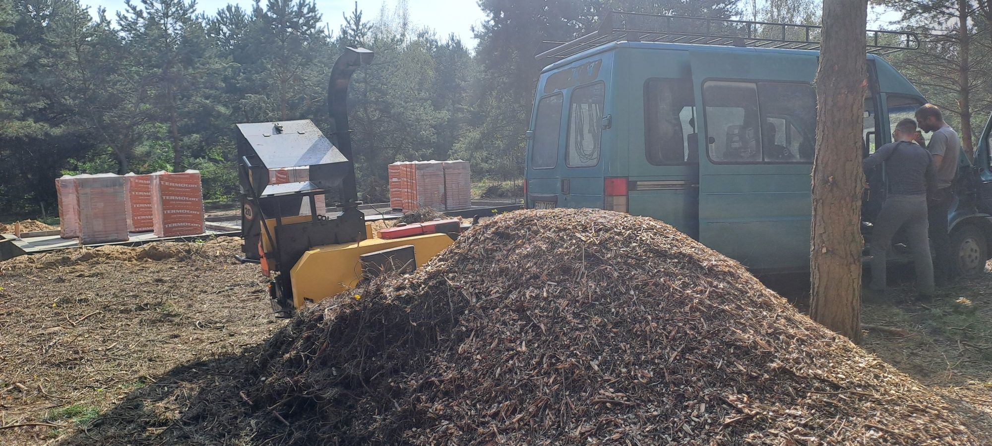 Usługi rębakiem, zrębkowanie gałęzi wycinka drzew