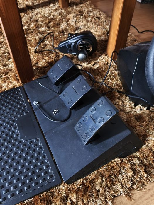 Volante, pedais e mudanças