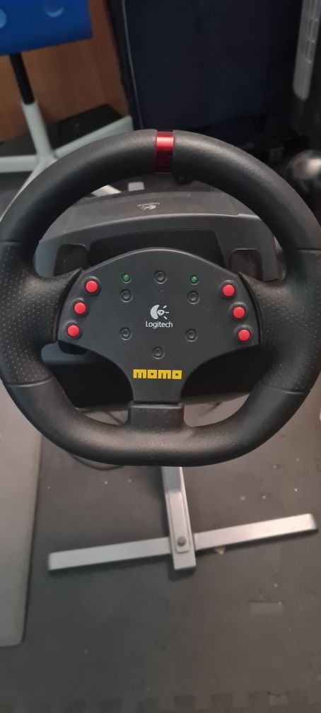 Suporte de volante + volante Logitech Momo Racing com force feedback