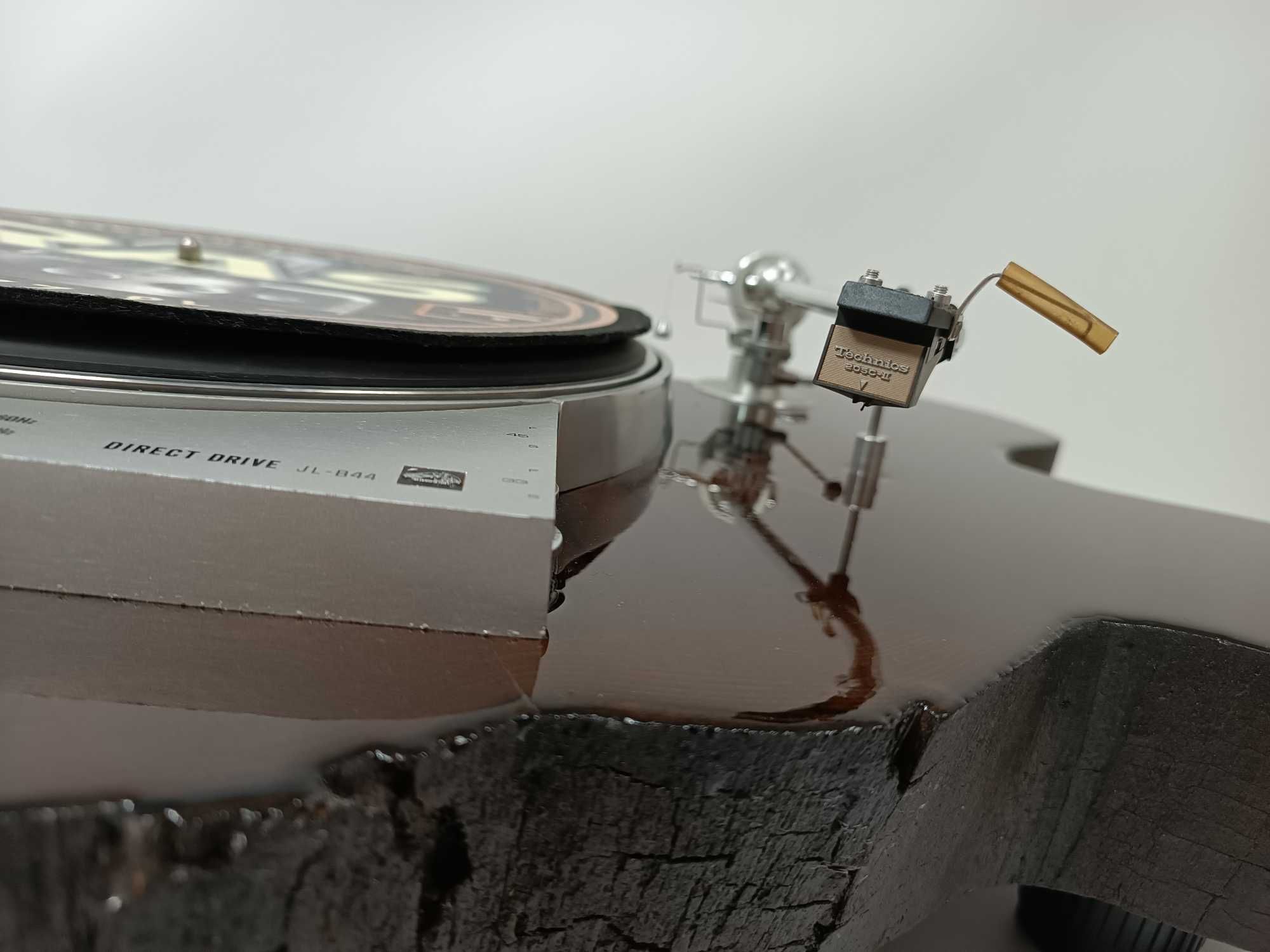 Gramofon Victor JL-B44 w pniu drzewa -Studio ras77.pl