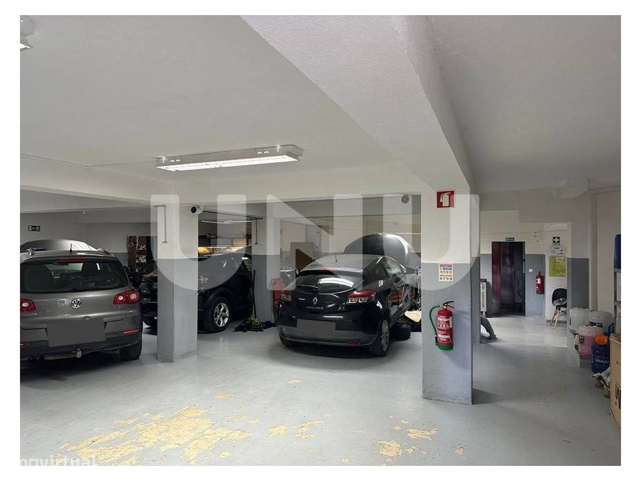 Armazém com escritório e WC em Algés de Cima