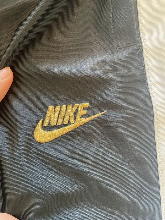 Calças Nike pretas com botões